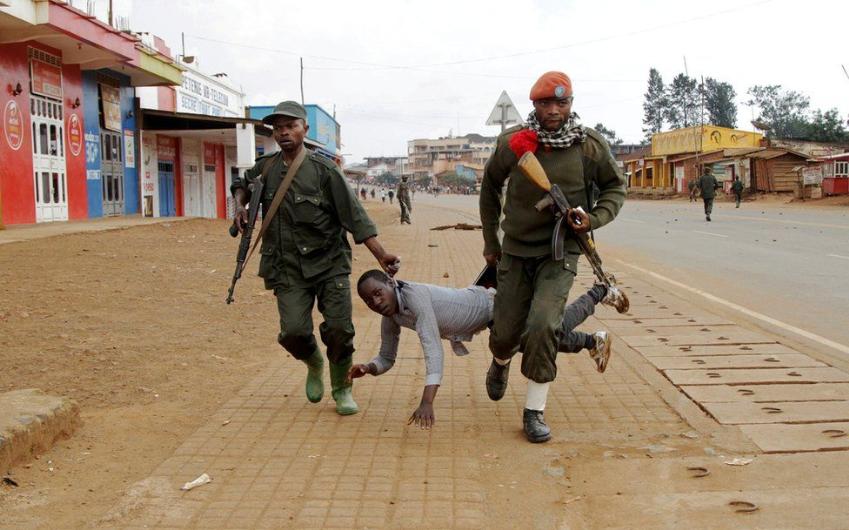 Kongolu askerler, hükümetin Kuzey Kivu eyaletinde çatışmaları durdurmakta başarısız olduğu gerekçesiyle yapılan protesto gösterisinde bir protestocuyu gözaltına alıyor. Günler öncesinde, Demokratik Kongo Cumhuriyeti'nde 30 sivil ölmüştü. Ordu, Rwangoma köyündeki ölümler için Demokratik Güçler İttifakı (ADF) adlı isyancı örgütü suçluyor.