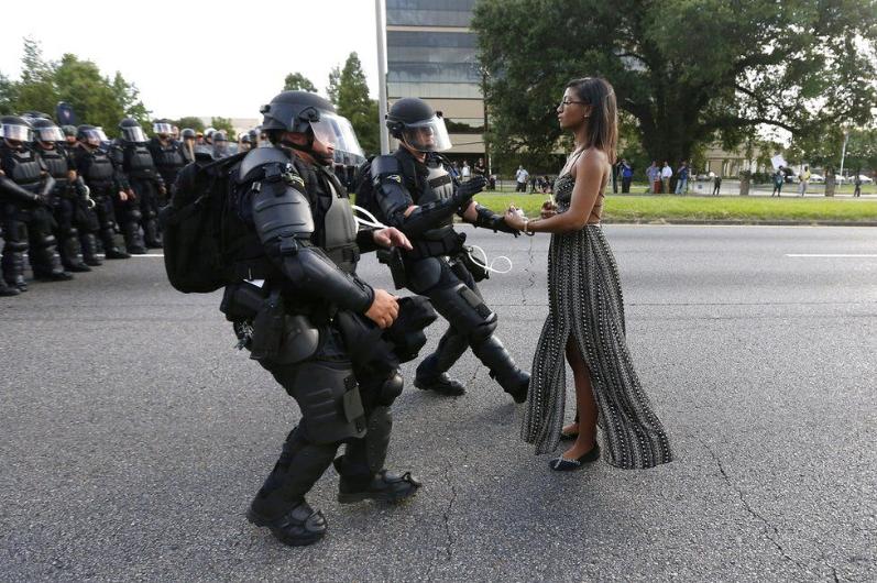 27 yaşındaki Ieshia Evans, bu fotoğrafın internette yayılmasından sonra, siyahi vatandaşların polis kurşunlarıyla vurulmalarına tepki olarak ortaya çıkan Black Lives Matter hareketinin ikonu haline geldi. New Yorklu hemşire fotoğrafın çekildiği sırada, ABD'nin Louisiana eyaletinin başkenti Baton Rouge'da Alton Sterling isimli siyahi kişinin polisler tarafından öldürülmesini protesto ediyordu.