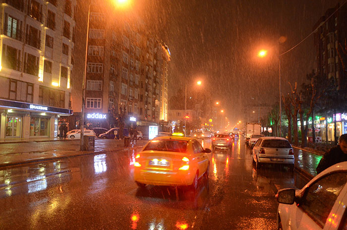 Eskişehir’de gece saatlerinde başlayan yoğun kar yağışı vatandaşlara sürpriz olurken, bazı yolların ise kapanmasına neden oldu. 
