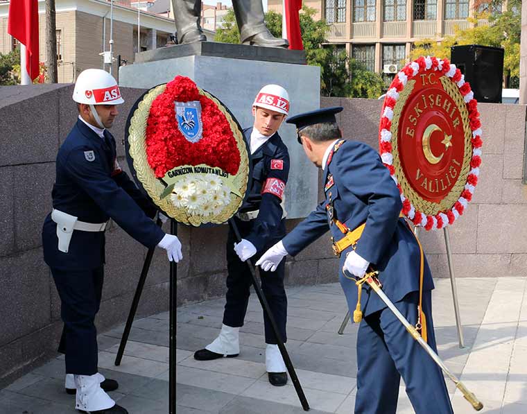 Eskişehir'de 29 Ekim Cumhuriyet Bayramı kutlamaları kapsamında çelenk sunma töreni düzenlendi.