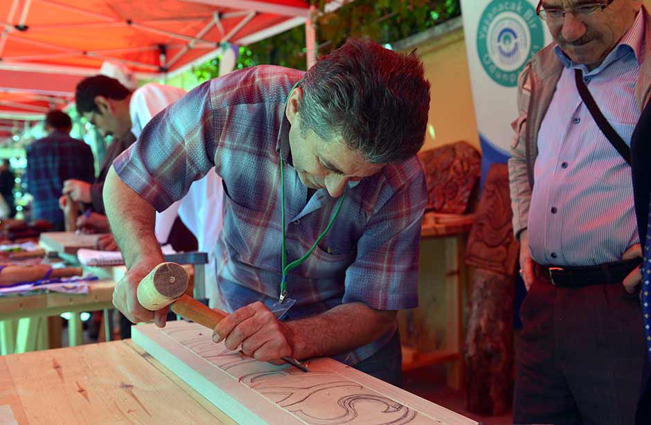 Eskişehir'de, Odunpazarı Belediyesince ikincisi düzenlenen "Uluslararası Ahşap Heykel Festivali"nin açılışı yapıldı.