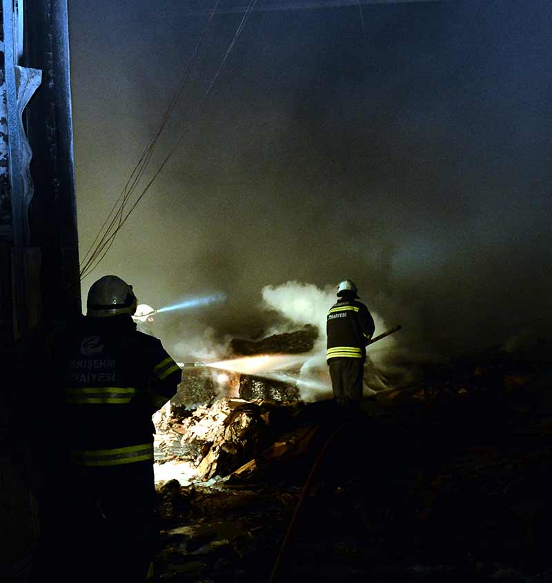 Eskişehir'de ambalaj kağıt fabrikasında meydana gelen yangında maddi hasar meydana geldi.