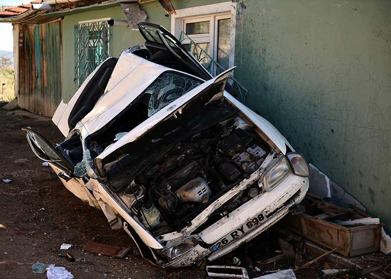 Eskişehir'de kontrolden çıkarak yolun altındaki bir evin çatısına çarpıp bahçeye devrilen otomobilin sürücüsü yaralandı.