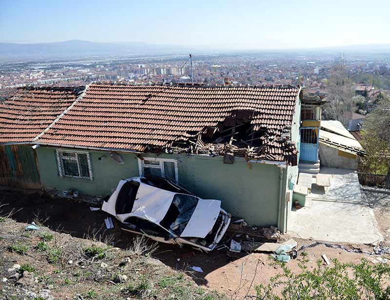 Eskişehir'de kontrolden çıkarak yolun altındaki bir evin çatısına çarpıp bahçeye devrilen otomobilin sürücüsü yaralandı.