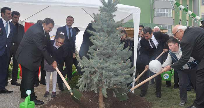 Orman ve Su İşleri Bakanı Veysel Eroğlu ile Kültür ve Turizm Bakanı Nabi Avcı, Eskişehir’e bir okul bahçesine öğrencilerle birlikte fidan dikti.