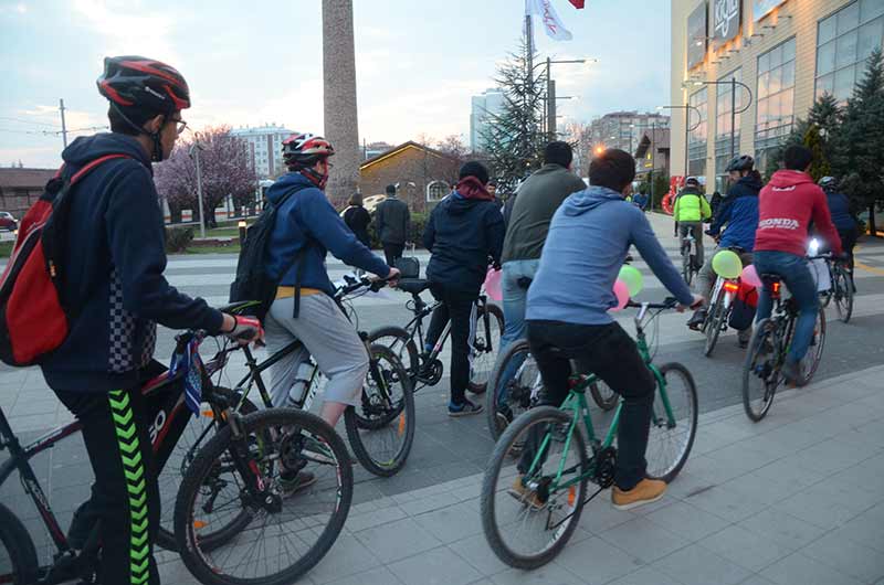 ’Trafikte biz de varız’ demek için bisikletliler, bütün dünyada eş zamanlı düzenlenen etkinliği Eskişehir’e taşıdı.
