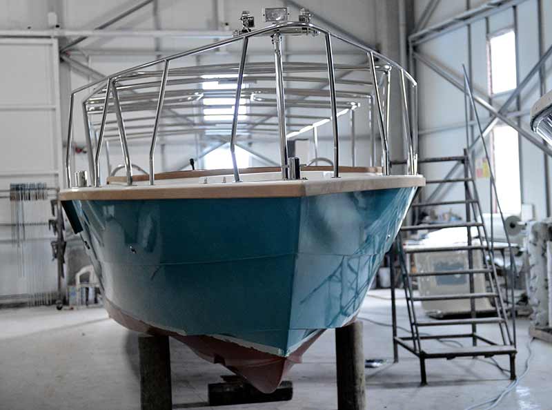 Eskişehir'de bir şirket, bozkırın ortasında kurduğu tersanede tekne imal ediyor.