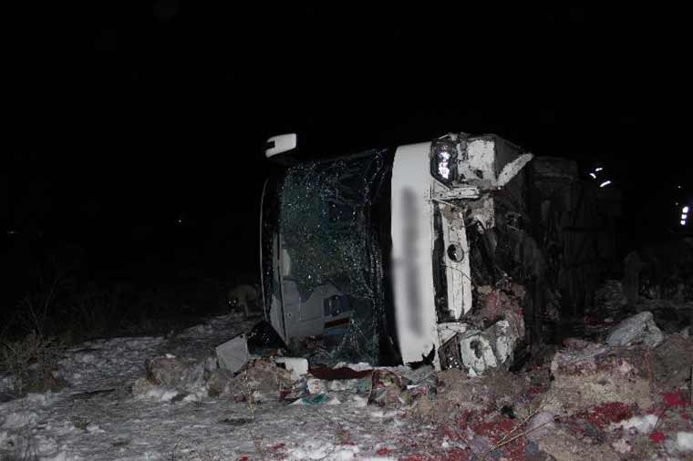 Bozüyük'te, yolcu otobüsünün devrilmesi neticesinde meydana gelen trafik kazasında 31 kişi yaralandı. 