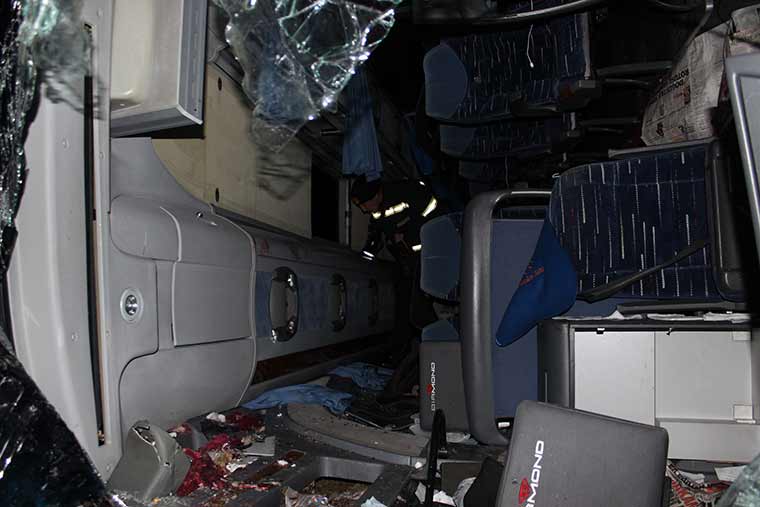 Bozüyük'te, yolcu otobüsünün devrilmesi neticesinde meydana gelen trafik kazasında 31 kişi yaralandı. 