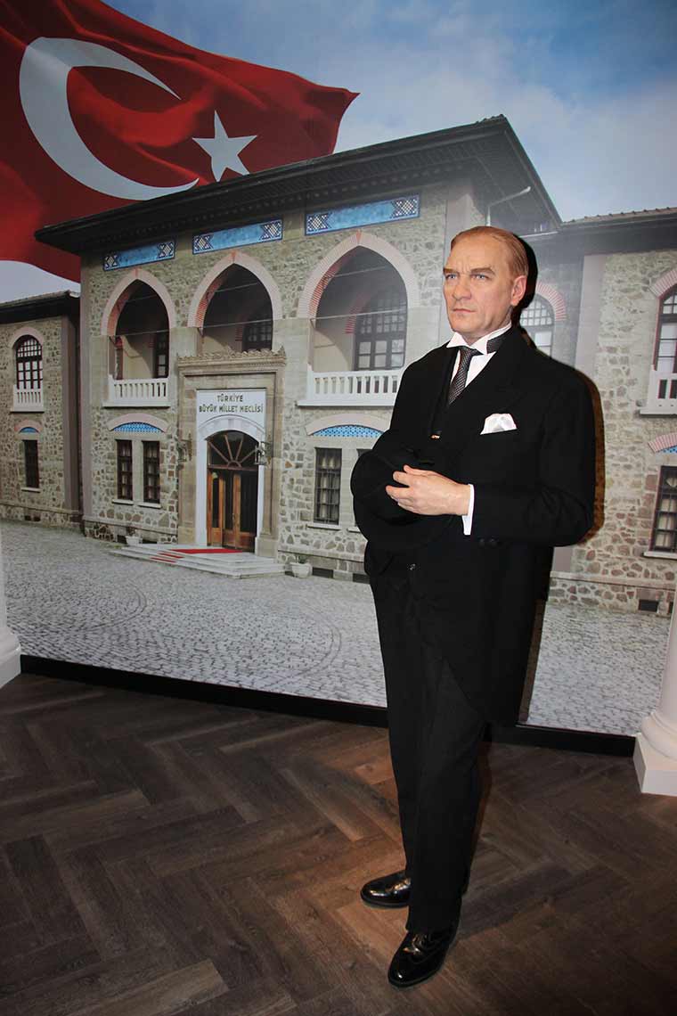 Dünyanın ünlü balmumu heykel müzesi markası Madame Tussauds, 21’inci merkezini İstanbul'da açıyor. 28 Kasım tarihinde kapılarını ziyaretçilere açacak olan müzede tarihi ve kültürel kahramanlar ve geçmişten günümüze sanat, spor ve siyaset dünyasından 55 ünlü isim yer alıyor. 
