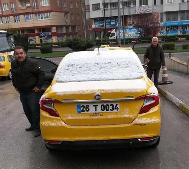 Eskişehir'de bu sabah erken saatlerde hafif kar yağışı görüldü. Bugün (8 Nisan 2017) sabah saatlerinde sıcaklıkların 0 derecelerde hissedildiği kentimizde akşam saatlerine kadar yağmurun etkili olması bekleniyor.