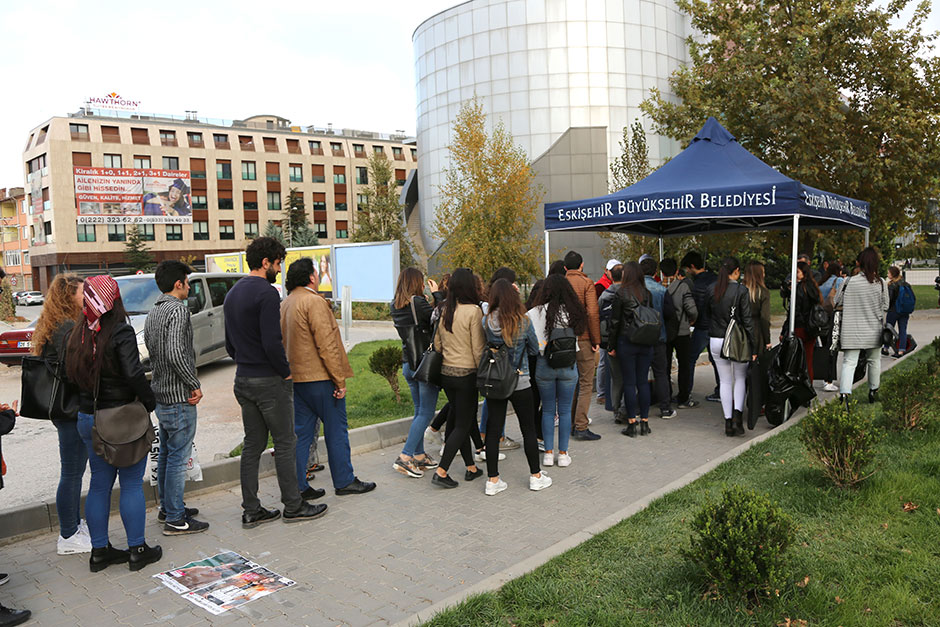 Sosyal medya üzerinden öğrencilerden gelen istek üzerine Belediye Sosyal Hizmetler Dairesi Başkanlığı, Anadolu Üniversitesi ve Eskişehir Osmangazi Üniversitesi girişlerinde öğrencilere aşure ikram etti. 