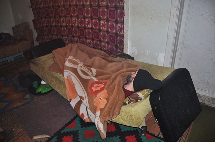 Eskişehir’de akli dengesinin yerinde olmadığı iddia edilen bir anne, iki çocuğuyla çöpler içindeki evde yaşam mücadelesi veriyor.