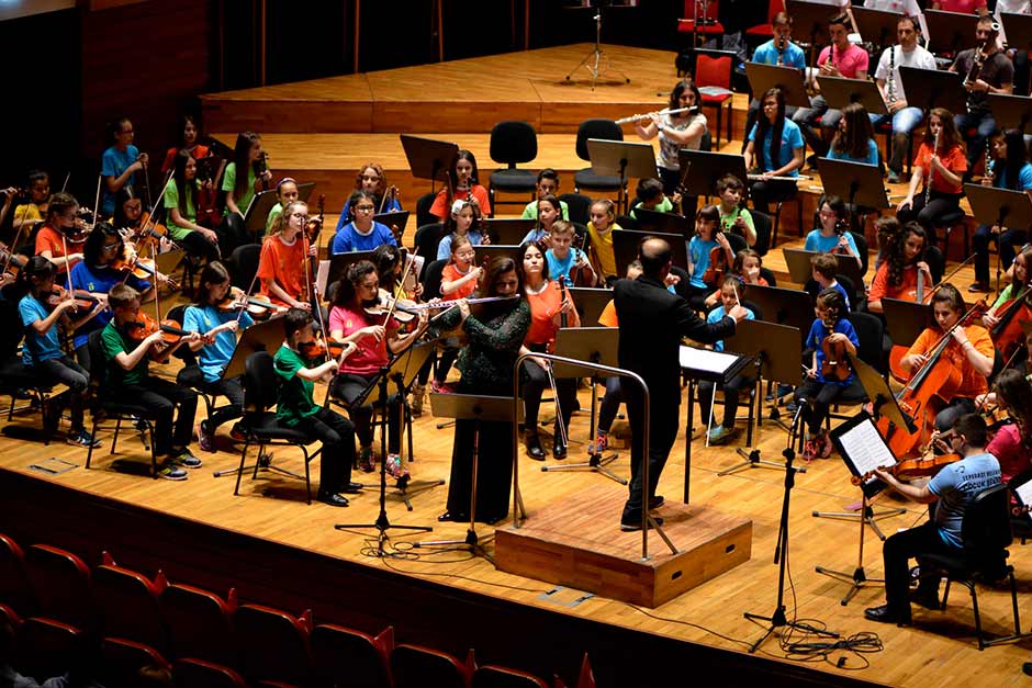 Tepebaşı Belediyesi'nin "İki Elin Sesi Var" Çocuk Senfoni Orkestrası, İzmirli dinleyicileri büyüledi.