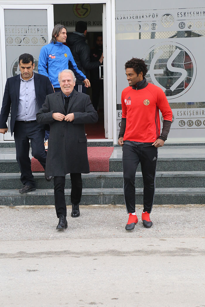 Eskişehirspor Teknik Direktörü Mustafa Denizli ayağının tozu ile geldiği Eskişehir’de ilk idmanına çıktı.