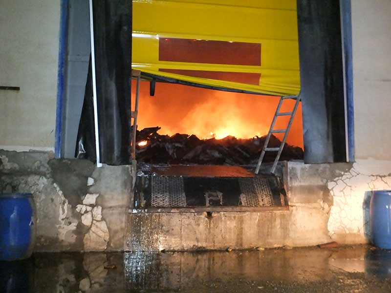 Bilecik'in Bozüyük ilçesinde bulunan Eczacıbaşı Yapı Ürünleri Tesisinin 3 no'lu deposunda çıkan yangın kontrol altına alındı.
