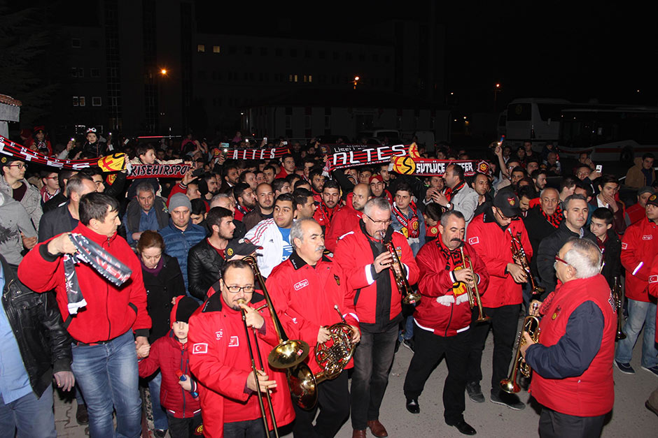 Yaklaşık bin Eskişehirspor taraftarı, tesislere gelerek yaktıkları meşalelerle şampiyonluk şarkıları söyledi. 