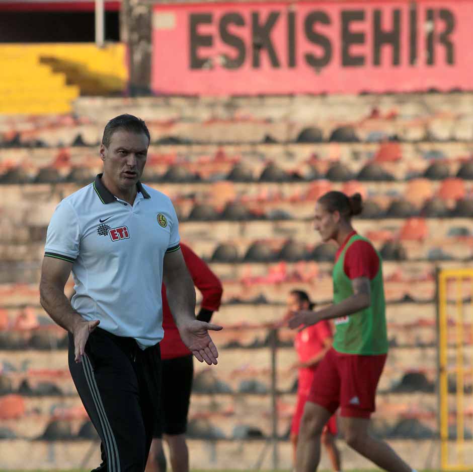 Eskişehirspor, cumartesi günü evinde oynayacağı Şanlıurfaspor maçına, taraftarı önünde hazırlandı. D