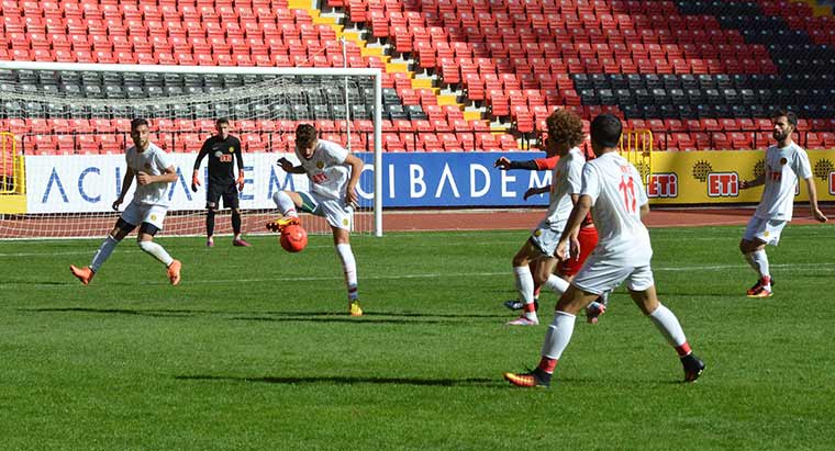 Eskişehirspor, milli maçlar sebebiyle lige verilen arada yeni stadında ağırladığı U-21 takımını 6-0 yendi. 