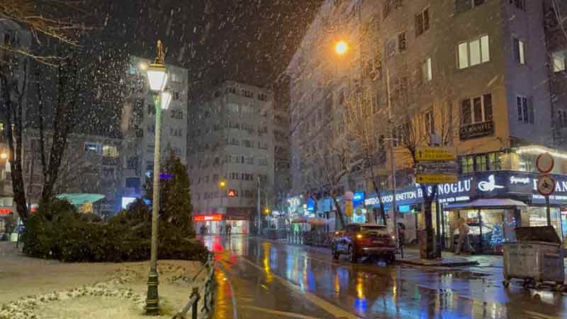 Eskişehir’de beklenen kar yağışı, bugün akşam saatlerinden itibaren etkili olmaya başladı. 