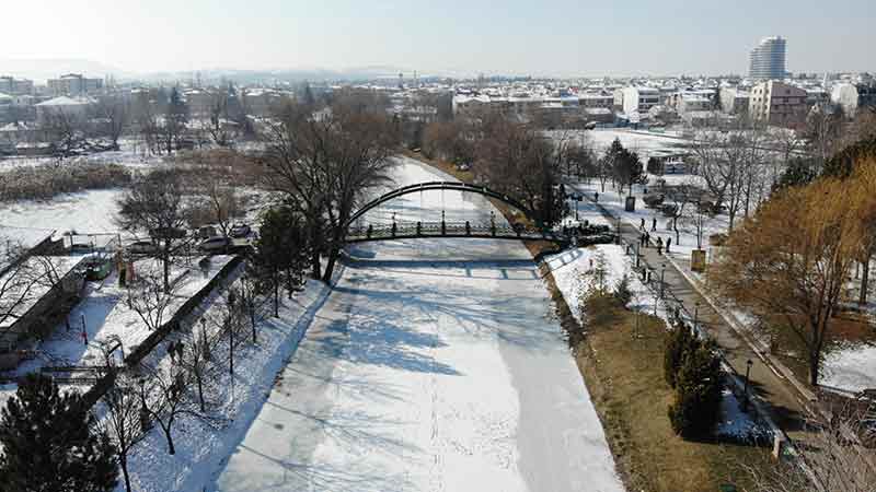 Eskişehir’in simgelerinden olan ve yaklaşık 8 kilometrelik kısmı kent merkezinden geçen Porsuk Çayı, geçen haftalarda etkisini gösteren şiddetli soğuk hava ve kar yağışı nedeniyle buz tuttu.