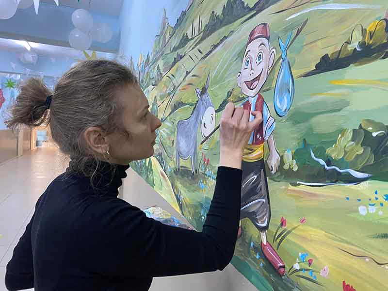 Yaklaşık 7 yıl önce Eskişehir’e gelen Rus grafik tasarımcısı Ekaterina Dunaeva, otizmli çocuğunun eğitim gördüğü okulda farklı bir çalışmaya imza attı. Okul duvarlarına 3 buçuk yıl önce resimler çizmeye başlayan Dunaeva, yıllar boyunca yüzlerce resimle okul koridorlarını kapladı.