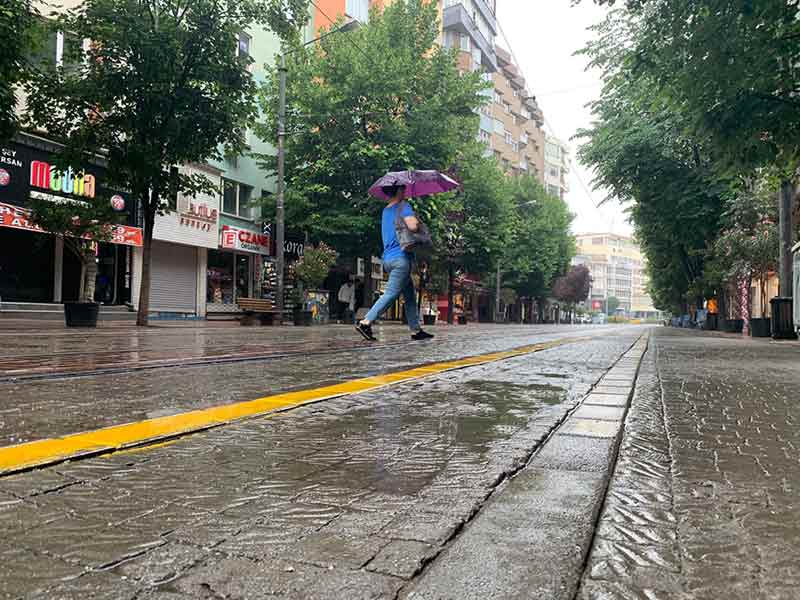 Meteoroloji 3’üncü Bölge Müdürlüğü’nün Eskişehir için yapmış olduğu kuvvetli yağış uyarısı sabah saatlerinden itibaren etkili oldu.