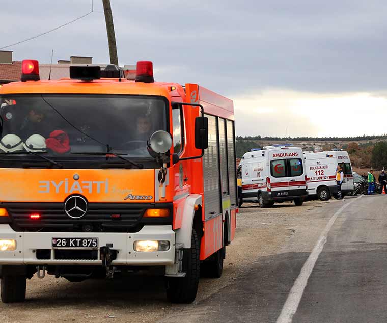 Eskişehir’de hafifi ticari araç ile kamyonun çarpışması sonucu meydana gelan trafik kazasında 5 kişi yaralandı. 