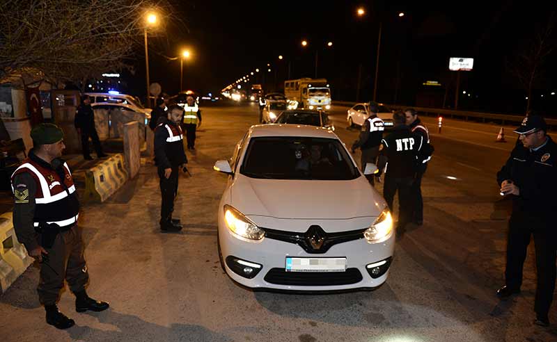 Eskişehir Emniyet Müdürlüğü ve Eskişehir İl Jandarma Komutanlığı, Eskişehir genelinde 405 jandarma ve 952 polisin katılımı ile asayiş uygulaması gerçekleştirdi. 