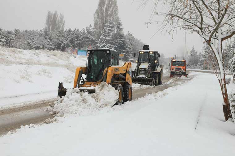 Eskişehir Büyükşehir Belediyesi Park ve Bahçeler Dairesi ekipleri, sabah saatlerinde başlayan kar yağışından etkilenen caddeleri temizleme çalışması devam ediyor. 