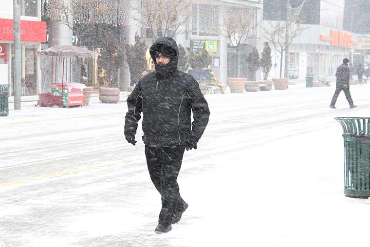 Eskişehir’de etkili olan soğuk hava yerini sabah saatlerinde kar yağışına bırakırken hayatı da olumsuz etkiledi.