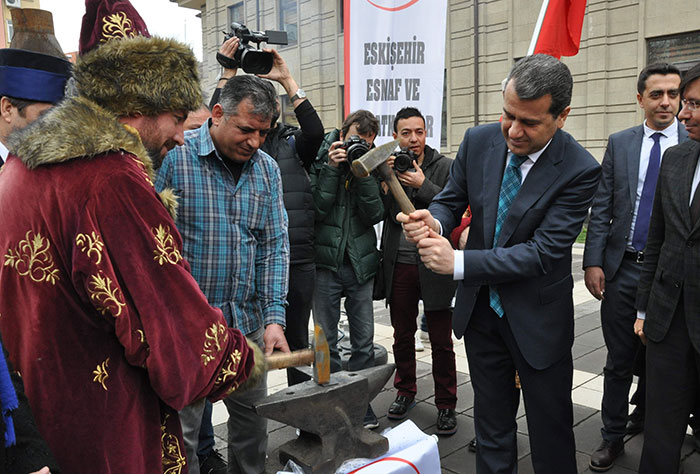 Türk Dünyasının yeni yılın başlangıcı olarak kabul ettiği Nevruz Bayramı, Eskişehir Valilik Meydanında yapılan etkinliklerle kutlandı. 