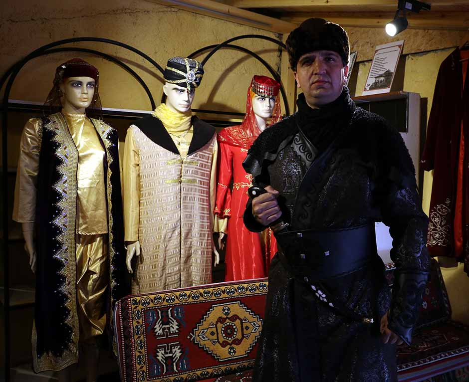 Eskişehir'de, Osmangazi Kültür Dernekleri Federasyonu tarafından, Osmanlı döneminde giyilen bazı kıyafetlerin örneklerinin sergilendiği "nostalji defilesi" yapıldı.
