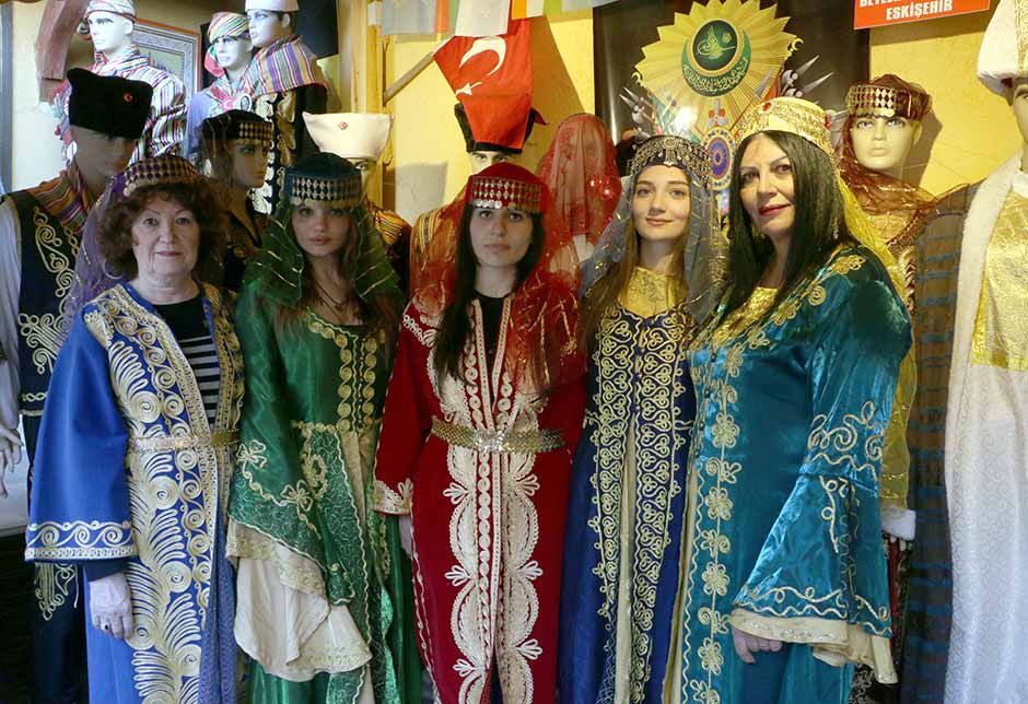 Eskişehir'de, Osmangazi Kültür Dernekleri Federasyonu tarafından, Osmanlı döneminde giyilen bazı kıyafetlerin örneklerinin sergilendiği "nostalji defilesi" yapıldı.