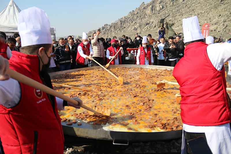 Sivrihisar Belediyesi tarafından bu yıl altıncısı düzenlenen Dövme Sucuk Festivali renkli görüntülere sahne oldu. Eskişehir kent merkezinden ve çevre illerden binlerce kişinin katıldığı vatandaşlar doyasıya sucuk yedi.