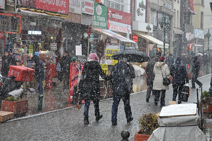 Eskişehir’de öğle saatlerinde aniden etkili olan kar yağışı ve tipi vatandaşları şaşkınlığa uğrattı. 