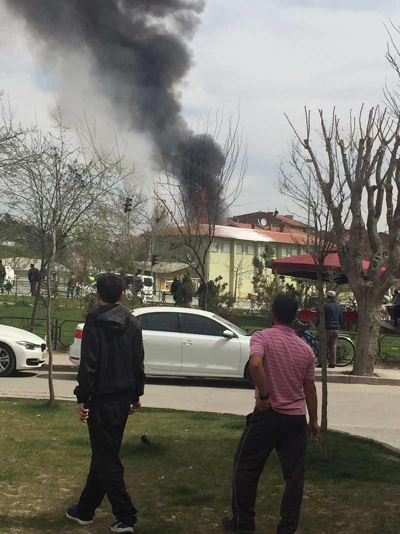 Eskişehir’de alev alev yanan trafo uzun uğraşlar neticesinde kontrol altına alınarak söndürülürken, 10 mahalledeki binlere vatandaş elektriksiz kaldı.
