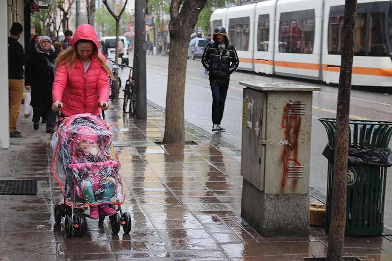Eskişehir'de, öğlen saatlerinde başlayan kısa süreli yağmur, vatandaşlara zor anlar yaşattı.