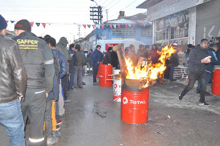 Eskişehir’de bir esnaf, birlik ve beraberlik adına yüzlerce meslektaşına sucuk ekmek ikramında bulundu. 