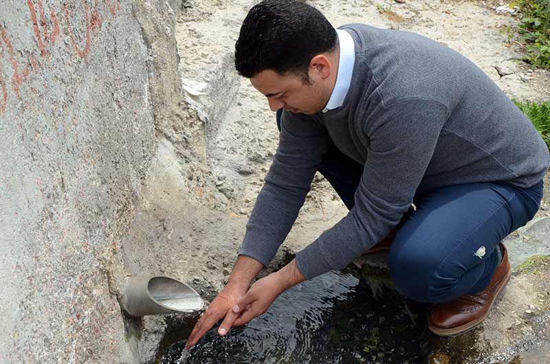 Eskişehir'in Sarıcakaya ilçesinde bulunan çeşmelerden birisinin suyu cilt hastalıklarına, diğerinin suyu ise böbrek rahatsızlıklarına iyi geliyor.