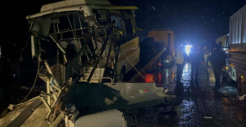 Eskişehir’de 2 belediye otobüsü ile 1 karavanın karıştığı trafik kazasında can pazarı yaşandı. Eskişehir'de meydana gelen feci kazada 2 belediye otobüsü ile 1 karavan birbirine girdi, 2’si ağır 14 kişi yaralandı. İşte Eskişehir'deki kazadan korkunç görüntüler...