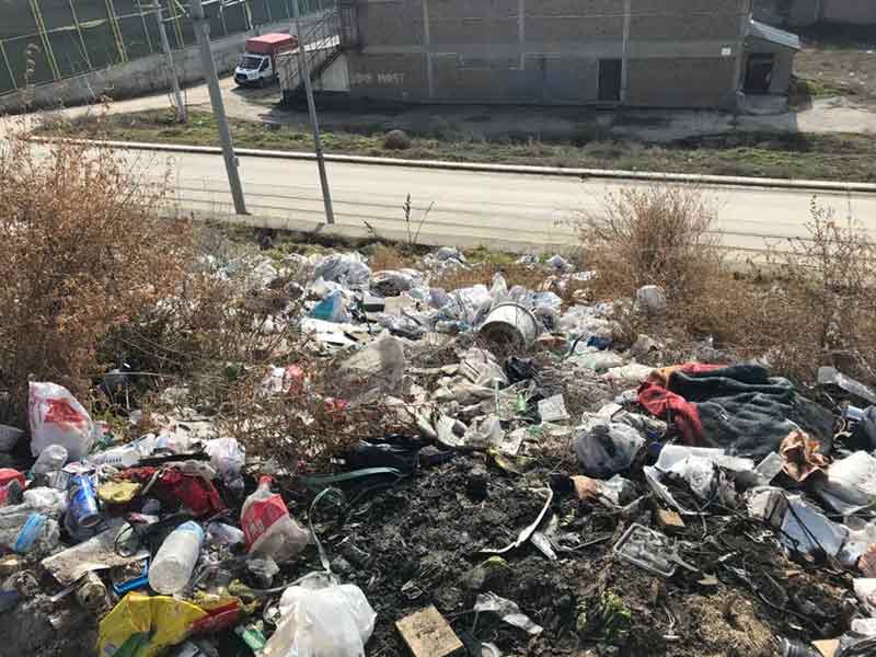 Uluönder Mahallesi’nde yer alan Baksan Sanayi Sitesi’nde boş alana atılan çöp ve molozlar dikkat çekiyor. 