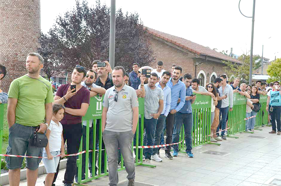 Eskişehir Otomobil Sporları Kulübü (ESOK) tarafından organize edilen ve bu yıl Avrupa Ralli Kupası'na aday olan Eskişehir Rallisi için Espark Alışveriş Merkezi (AVM) önünden sembolik olarak start verildi.