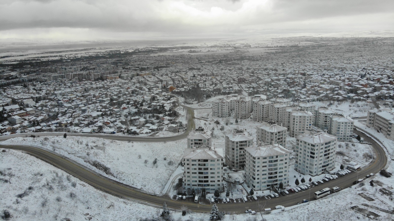 Kar, şehrin özellikle yüksek kesimlerini beyaza bürürken hava sıcaklığını hissedilir bir şekilde düşürdü. Oluşan doyumsuz manzara havadan görüntülendi.