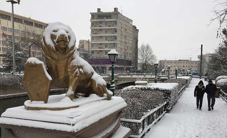Eskişehir’de gece boyunca süren kar yağışı, kenti tekrardan beyaza bürüdü.
