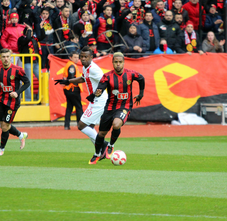 TFF 1. Lig'de Eskişehirspor sahasında karşılaştığı Balıkesirspor’u 3-2 mağlup ederek yeniden liderliğe yükseldi.