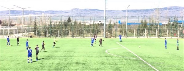 Vali Hanefi Demirkol Tesislerinde oynanan maç 0-0 devam ederken, Eskişehirspor atağında yardımcı hakem ofsayt bayrağını kaldırdı.