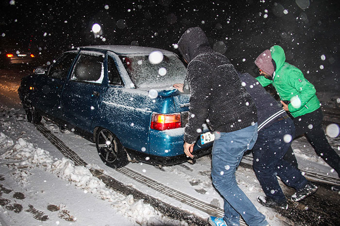 Kütahya'nın Domaniç ilçesinde kar yağışı nedeniyle ulaşım güçlükle sağlanıyor.