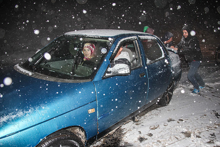 Kütahya'nın Domaniç ilçesinde kar yağışı nedeniyle ulaşım güçlükle sağlanıyor.