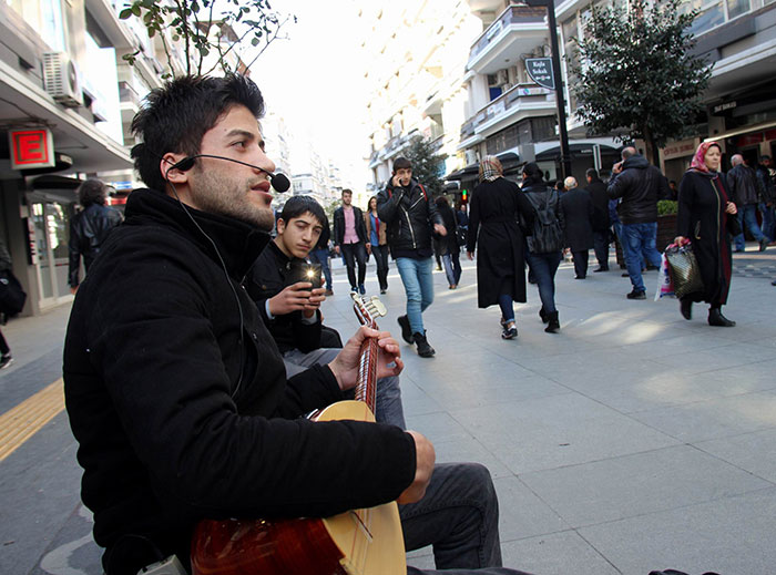 Erzurumlu bir vatandaş, berberlik mesleğini bıraktıktan sonra şehir şehir gezerek sokak müzisyenliği yaparak geçimini sağlıyor.
